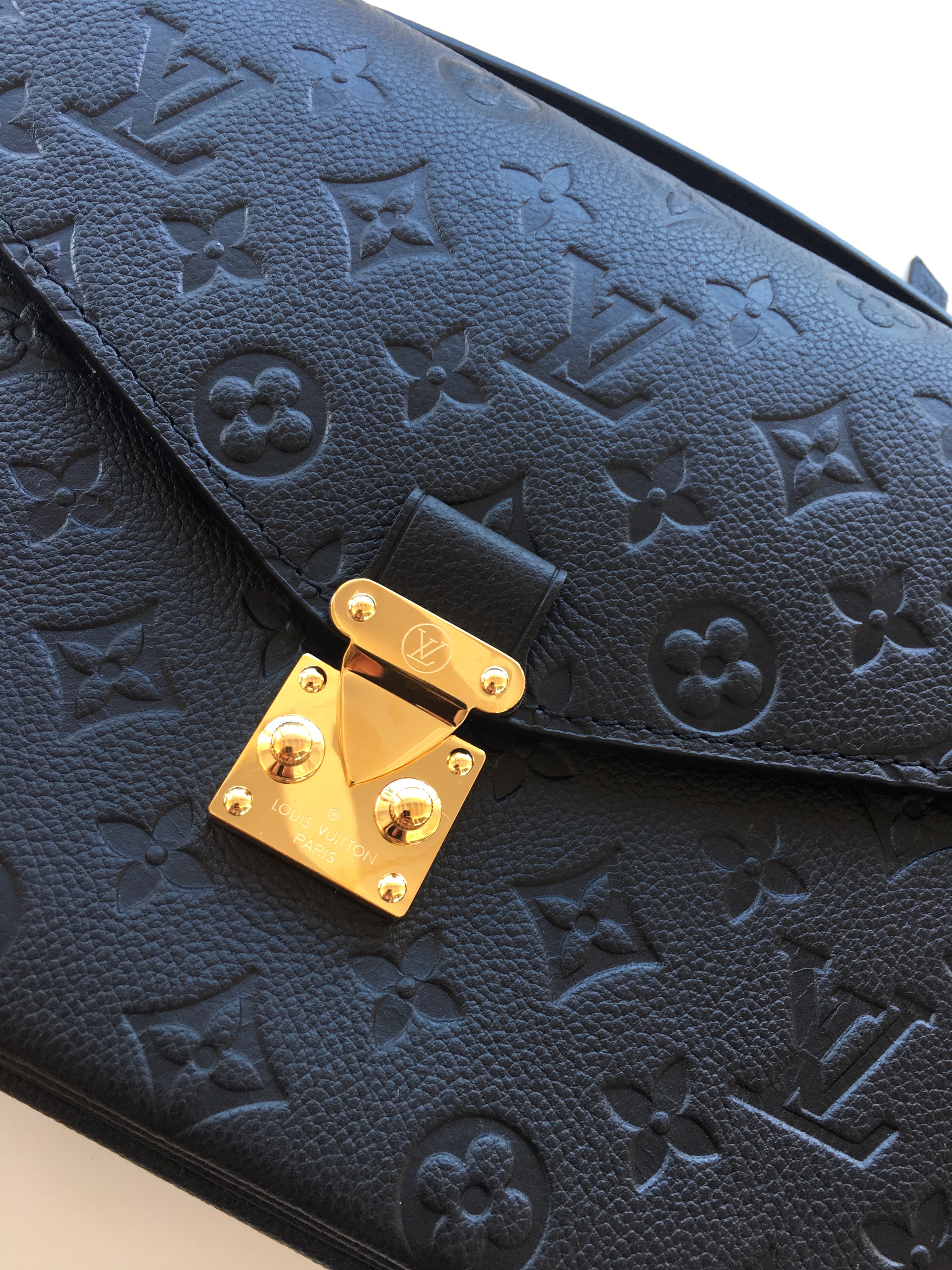 Louis Vuitton Pochette Metis Canvas MONOGRAM vs EMPREINTE Leather Review &  Comparison 